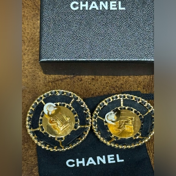 CHANEL LARGE PEARL W/ BLACK LAMBSKIN AROUND
EARRINGS - Picture 2 of 5